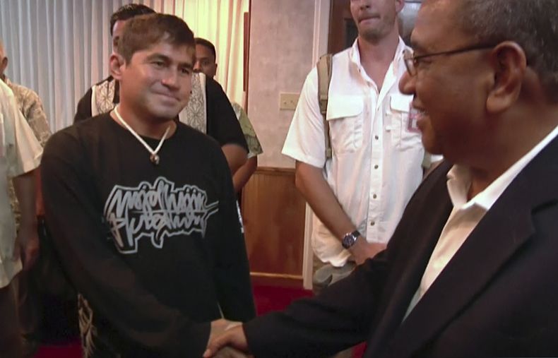 En esta imagen tomada de un video de The Associated Press, Jos&eacute; Salvador Alvarenga (izquierda), un salvadore&ntilde;o que dijo haber pasado m&aacute;s de 13 meses a la deriva en una lancha descubierta de un lado al otro del Oc&eacute;ano Pac&iacute