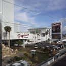 ARCHIVO - Una persona, reflejada en un vidrio, camina cerca del hotel-casino Tropicana de Las Vegas, el 16 de mayo de 2023. (AP Foto/John Locher, Archivo)