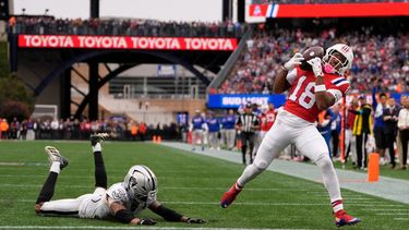 El receptor abierto de los Patriots de Nueva Inglaterra, Kyle Williams (18), atrapa un pase de touchdown ante el esquinero de los Raiders de Las Vegas, Hezekiah Masses (35), durante un partido de fútbol americano de la NFL en Foxborough, Massachusetts, el domingo 11 de octubre de 2026. (Foto AP/Charles Krupa)