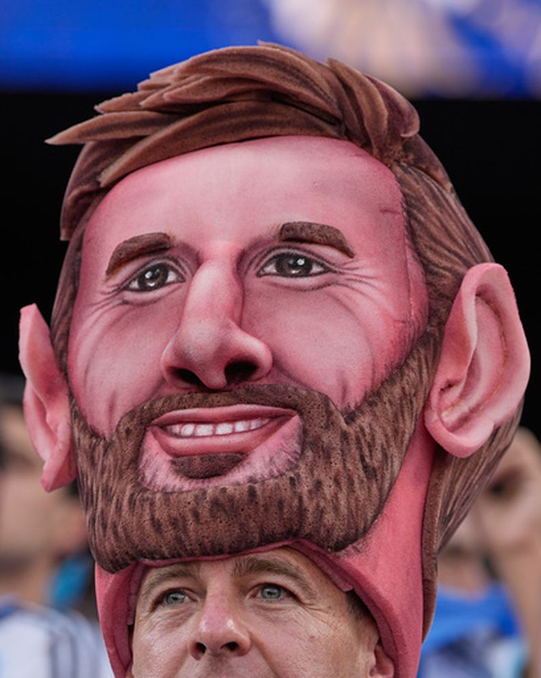 Un hincha de Argentina porta una máscara gigante de Lionel Messi durante el partido del Mundial entre la selección de ese país y Argelia en Kansas City, Missouri, el martes 16 de junio de 2026 (AP Foto/Charlie Riedel)