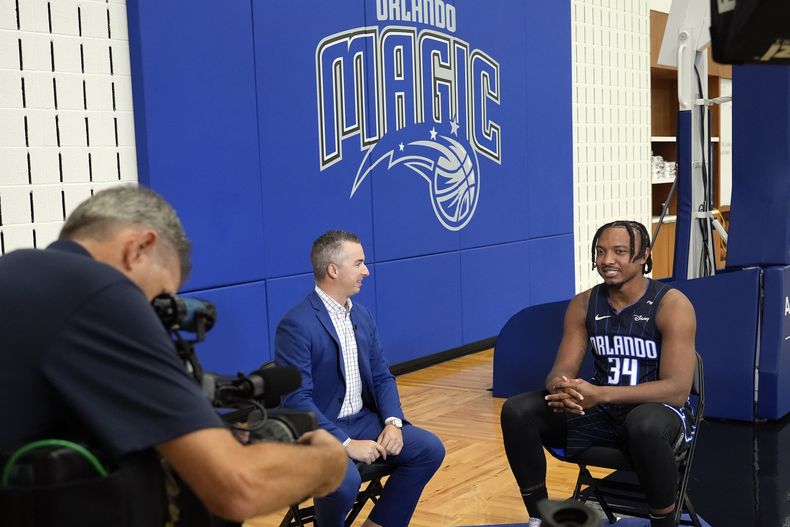 El pívot del Orlando Magic Wendell Carter Jr., a la derecha, participa en una entrevista durante el día de prensa del equipo de baloncesto de la NBA, el lunes 30 de septiembre de 2024, en Orlando, Florida (AP Foto/John Raoux)