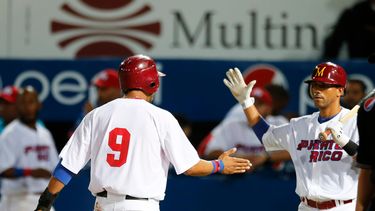 americateve | Eddie Rosario (9), jardinero de Puerto Rico, celebra con su compa&ntilde;ero Luis Figueroa, tras anotar una carrera contra Venezuela en la Serie del Caribe, el mi&eacute;rcoles 5 de febrero de 2014, en Porlamar (AP Foto/Fernando Llano)