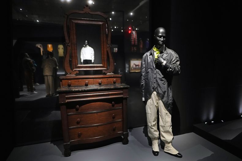 Un diseño de Daniel Gayle y James Bosley para Denzilpatrick se exhibe en la exposición del Instituto del Vestido del Museo Metropolitano de Arte, Superfine: Tailoring Black Style, el sábado 3 de mayo de 2025, en Nueva York. (Foto Charles Sykes/Invision/AP)