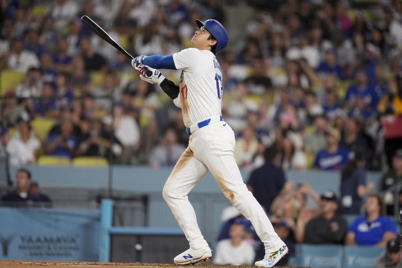 Shohei Ohtani de los Dodgers de Los Ángeles batea contra los Marineros de Seattle, el lunes 19 de agosto de 2024. (AP Foto/Marcio José Sánchez)