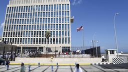 ARCHIVO – La sede de la embajada de Estados Unidos en Cuba, en la Habana, el 14 de agosto de 2015. (AP Foto/Desmond Boylan, Archivo)