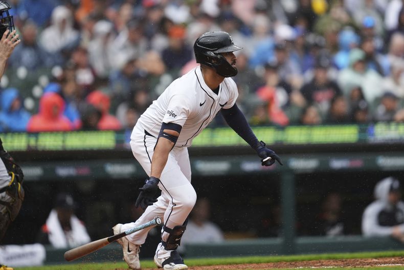 Riley Greene de los Tigres de Detoit batea un doble de tres carreras en la segunda entrada del primer juego de una doble cartelera ante los Piratas de Pittsburgh el miércoles 19 de junio del 2025. (AP Foto/Paul Sancya)