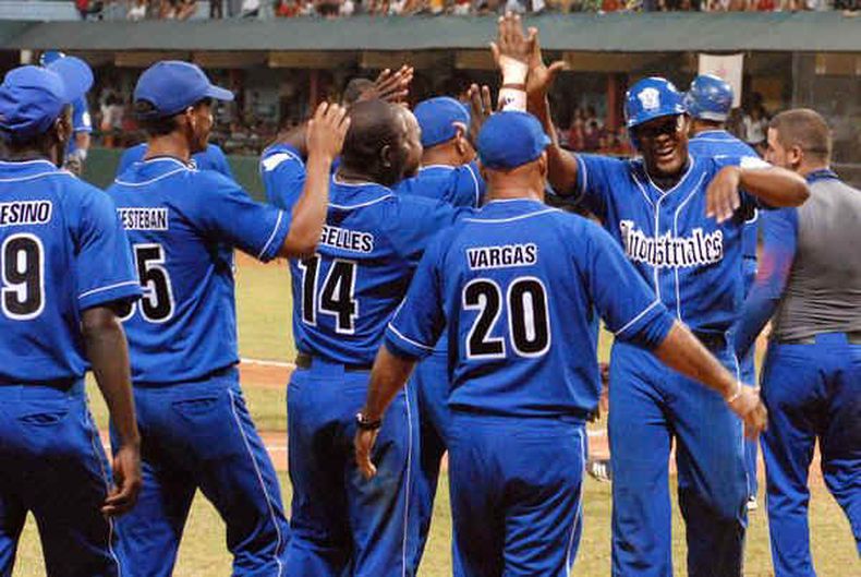 Por primera vez en cinco décadas del régimen, Cuba permitirá la entrada de los cazatalentos del béisbol profesional para que contraten a peloteros en la isla.