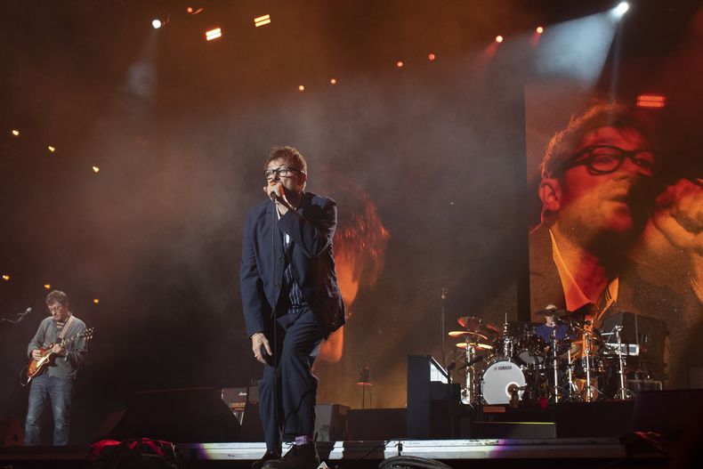 Damon Albarn, centro, de la banda de rock británica Blur durante su concierto en el festival Corona Capital en la Ciudad de México el sábado 18 de noviembre de 2023. (Foto AP/Alejandro Godinez)