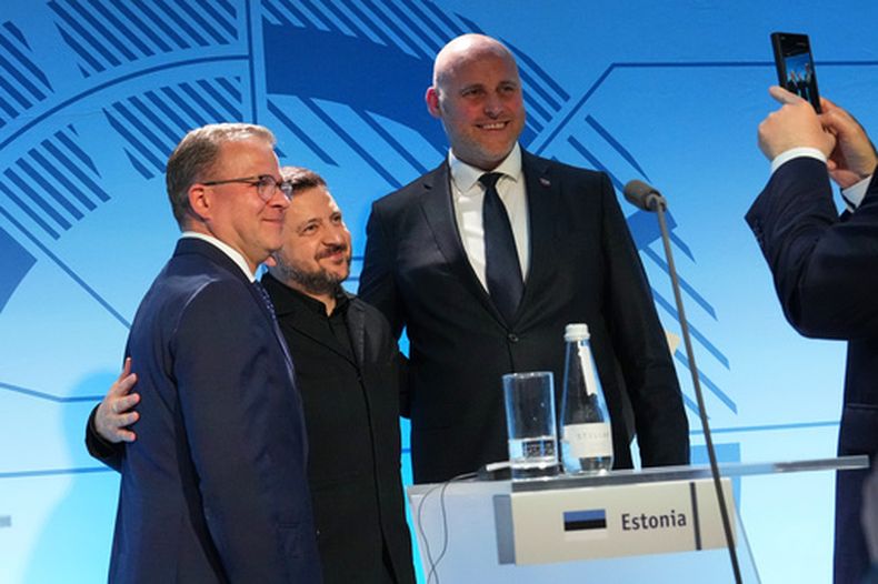 De izquierda a derecha, el primer ministro finlandés Petteri Orpo, el presidente de Ucrania Volodymyr Zelenskyy y el primer ministro de Letonia Andris Kulbergs posan para una foto tras una rueda de prensa en la reunión de los países nórdicos y bálticos celebrada en Tallin, Estonia, el martes 9 de junio de 2026. (Foto AP/Sergei Grits)
