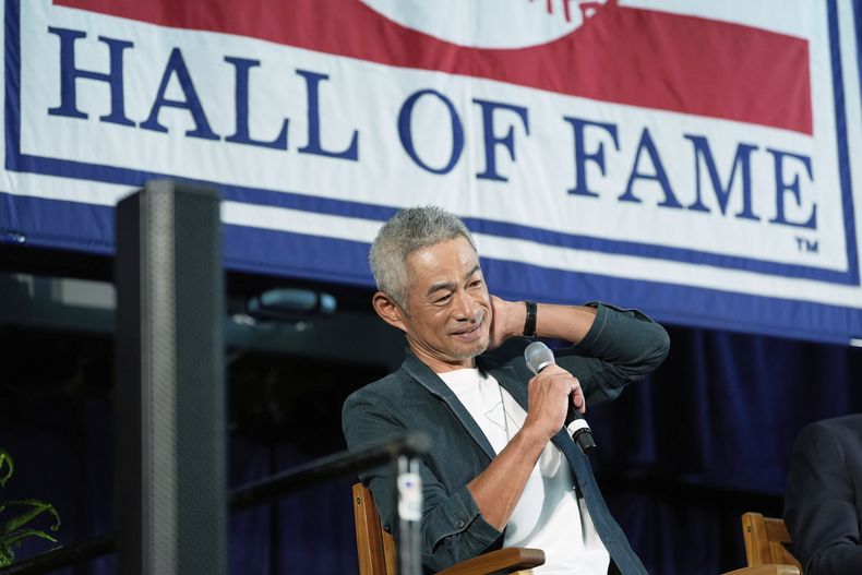 El nuevo miembro del Salón de la Fama del Béisbol, Ichiro Suzuki, habla con los periodistas durante una conferencia de prensa en Cooperstown, Nueva York, el sábado 26 de julio de 2025. (AP Photo/Seth Wenig)