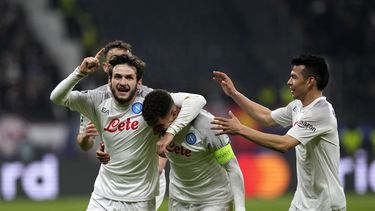 Napoli logra triunfo en casa del Eintracht; Osimhen anota