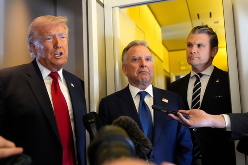 El presidente Donald Trump habla con reporteros acompañado del enviado especial de la Casa Blanca para Oriente Medio Steve Witkoff, al centro, y el secretario de Defensa Pete Hegseth, el sábado 7 de marzo de 2026, a bordo del avión presidencial. (AP Foto/Mark Schiefelbein)