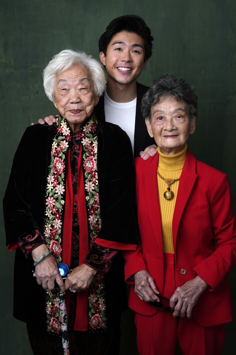 Yi Yan Fuei, de izquierda a derecha, Sean Wang, y Zhang Li Hua posan para un retrato en el almuerzo de nominados de la 96a entrega anual de los Premios de la Academia el lunes 12 de febrero de 2024, en el Hotel Beverly Hilton en Beverly Hills, California. (Foto AP/Chris Pizzello)