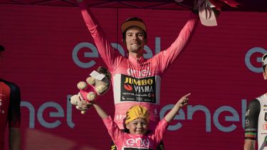 Primoz Roglic festeja en el podio tras ganar el Giro de Italia, el domingo 28 de mayo de 2023, en Roma. (AP Foto/Alessandra Tarantino)
