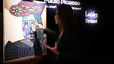 La experta en arte Agnes Sevestre-Barbe señala un cuadro de Picasso redescubierto, Busto de mujer con sombrero floreado, el miércoles 22 de octubre de 2025 en París. El retrato, creado en 1943 y subastado el viernes en París, fue adquirido en 1944 y muestra a su pareja, Dora Maar. (Foto AP/Emma Da Silva)