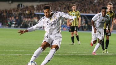 Kylian Mbappé del Real Madrid controla el balón en el encuentro ante el Kairat Almaty en la Liga de Campeones el martes 30 de septiembre del 2025. (AP Foto/Alikhan Sariyev)