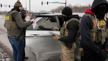 Agentes del Servicio de Inmigración y Control de Aduanas (ICE) detienen a un hombre durante un operativo, el domingo 11 de enero de 2026, en Robbinsdale, Minnesota (AP Photo/John Locher)