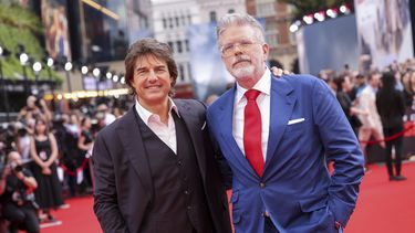 Tom Cruise, izquierda, y el director Christopher McQuarrie posan para retratos a su llegada al estreno de la película Mission: Impossible - Dead Reckoning Part One el 22 de junio de 2023 en Londres. (Vianney Le Caer/Invision/AP)