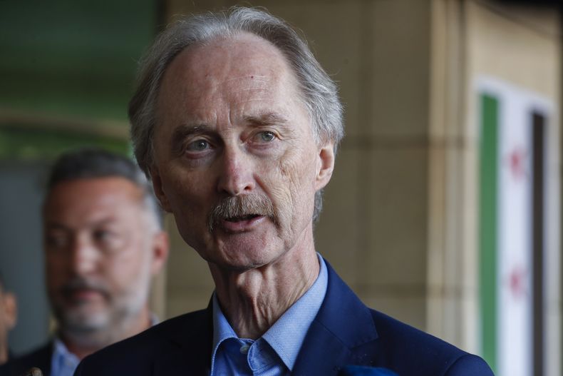 Geir Pedersen, enviado especial de las Naciones Unidas para Siria, habla a periodistas en Damasco el 18 de diciembre del 2024. (AP foto/Omar Sanadiki)