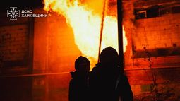 En esta imagen proporcionada por los Servicios Ucranianos de Emergencia el martes 14 de octubre de 2025, trabajadores de emergencias combaten un incendio en un hospital dañado por un ataque ruso en Járkiv, Ucrania. (Servicios Ucranianos de Emergencia via AP)
