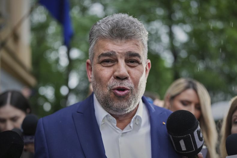 El primer ministro rumano, Marcel Ciolacu, habla con los medios de comunicación para anunciar su renuncia, en Bucarest, Rumania, el lunes 5 de mayo de 2025. (AP Foto/Andreea Alexandru)