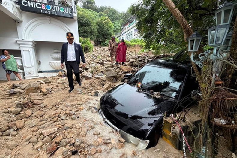 En esta imagen de un video publicado por el Departamento de Relaciones Públicas de la provincia, un funcionario camina en el lugar de un alud de tierra tras grandes inundaciones en Phuket, Tailandia, el lunes 26 de octubre de 2026. (Departamento de Relaciones Públicas de Phuket via AP)