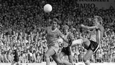ARCHIVO - Trevor Francis (centro) durante un partido de la liga inglesa, el 3 de noviembre de 1981. Francis ha fallecido a los 69 años. (PA vía AP)