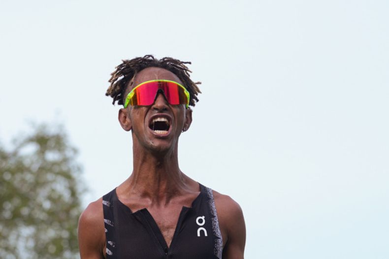 El italiano Yemaneberhan Crippa celebra tras cruzar la línea de meta y ganar la carrera masculina en la Maratón de París, el domingo 12 de abril de 2026. (AP Foto/Thibault Camus)