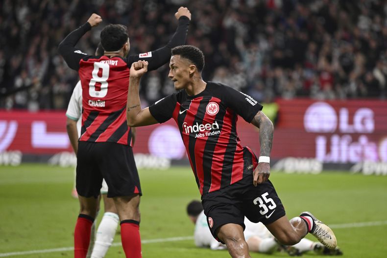 Tuta celebra después de anotar el gol de su equipo durante el partido de fútbol de la Bundesliga entre Eintracht Fráncfort y Werder Bremen en el estadio Deutsche Bank Park, en Fráncfort, Alemania, el viernes 5 de abril de 2024. (Arne Dedert/dpa vía AP)