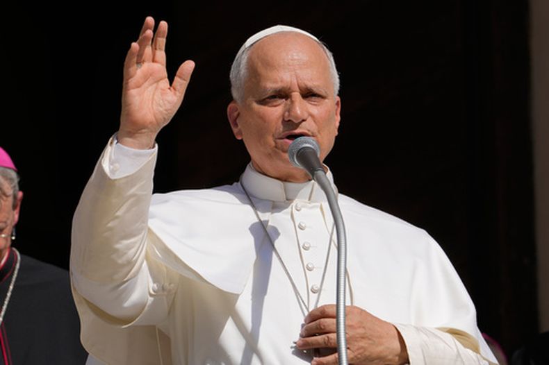 El papa León XIV da la bendición al visitar la Catedral de Pavía, en el norte de Italia, el 20 de junio de 2026. (Foto AP/Luca Bruno, Archivo)