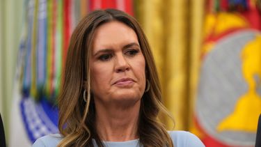 La gobernadora de Arkansas, Sarah Huckabee Sanders, escucha al presidente de Estados Unidos, Donald Trump, habla durante un evento sobre salud en la Oficina Oval de la Casa Blanca, el viernes 18 de septiembre de 2026, en Washington. (AP Foto/Jacquelyn Martin)