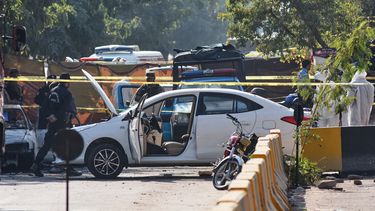 Investigadores paquistaníes examinan el lugar tras un ataque suicida ante una corte de distrito, en Islamabad, Pakistán, el martes 11 de noviembre de 2025. (AP Foto/W.K. Yousufzai)