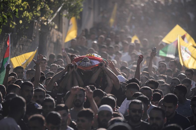 Funeral del palestino Imad Haroun Ishtayeh, de 26 años, que murió por disparos de soldados israelíes intentando saltar el muro de concreto que separa Cisjordania de Jerusalén, el 31 de mayo de 2026. (Foto AP/Majdi Mohammed)