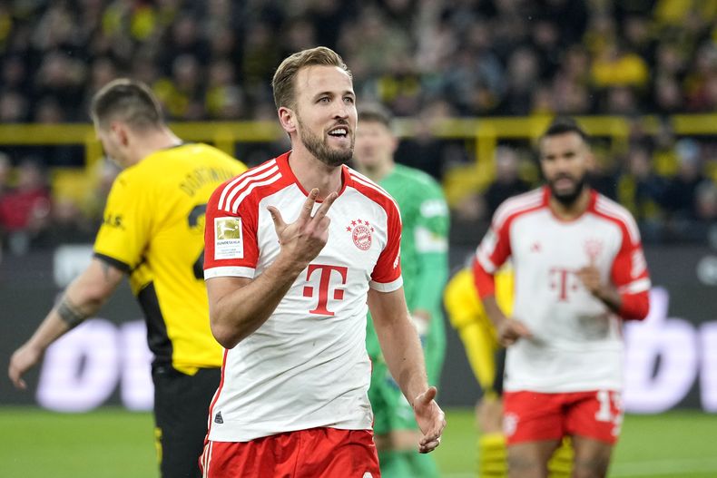 Harry Kane del Bayern Munich celebra tras anotar su tercer gol en la goleada en el clásico ante el Borussia Dortmund el sábado 4 de noviembre del 2023. (AP Foto/Martin Meissner)