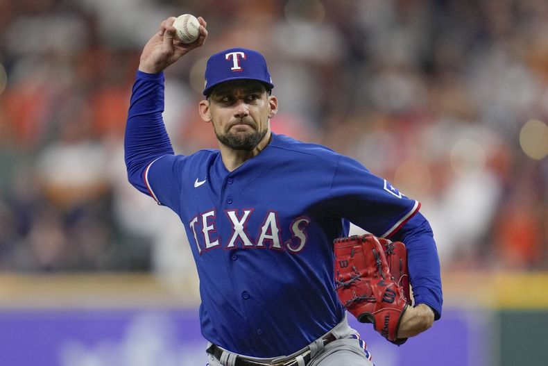 Nathan Eovaldi, lanzador abridor de los Rangers de Texas, trabaja durante la primera entrada del Juego 6 de la Serie de Campeonato de la Liga Americana en contra d elos Astros de Houston, el domingo 22 de octubre de 2023, en Houston. (AP Foto/Godofredo A. Vásquez)