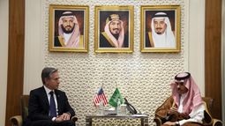 El secretario de Estado de Estados Unidos, Antony Blinken, a la izquierda, se reúne con el ministro saudí de Exteriores, el príncipe Faisal bin Farhan, en el Ministerio de Asuntos Exteriores en Riad, Arabia Saudí, el sábado 14 de octubre de 2023. (AP Foto/Jacquelyn Martin, Pool)