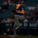 El abridor de los Rangers de Texas Max Scherzer lanza en la tercera entrada ante los Angelinos de Los Ángeles el martes 9 de julio del 2024. (AP Foto/Ryan Sun)