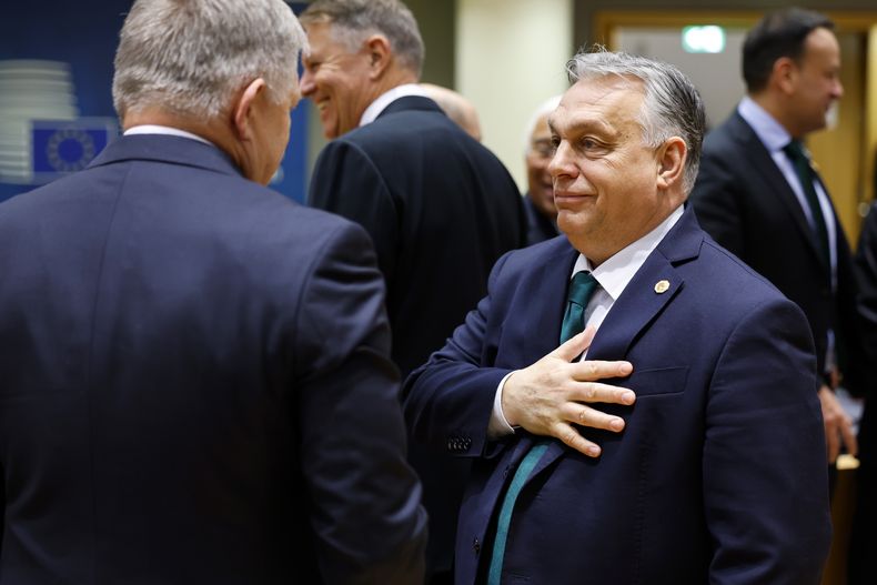 El primer ministro húngaro Viktor Orbán, derecha, conversa con su homólogo eslovaco Robert Fico durante una reunión de mesa redonda en el marco de una cumbre de la Unión Europea en Bruselas, el jueves 1 de febrero de 2024. (AP Foto/Geert Vanden Wijngaert)