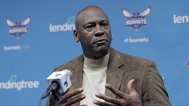 ARCHIVO - Michael Jordan, dueño de los Hornets de Charlotte, habla ante los medios de comunicación sobre recibir el Juego de Estrellas de la NBA, durante una conferencia de prensa el 12 de febrero de 2019, en Charlotte, Carolina del Norte. El Cuerpo de Gobernadores de la NBA aprueba la venta de Jordan de los Hornets de Charlotte a un grupo de propietarios encabezado por Gabe Plotkin y Rick Schnall, de acuerdo con una persona con conocimiento del tema que habló con The Associated Press el domingo 23 de julio de 2023. (AP Foto/Chuck Burton, Archivo)