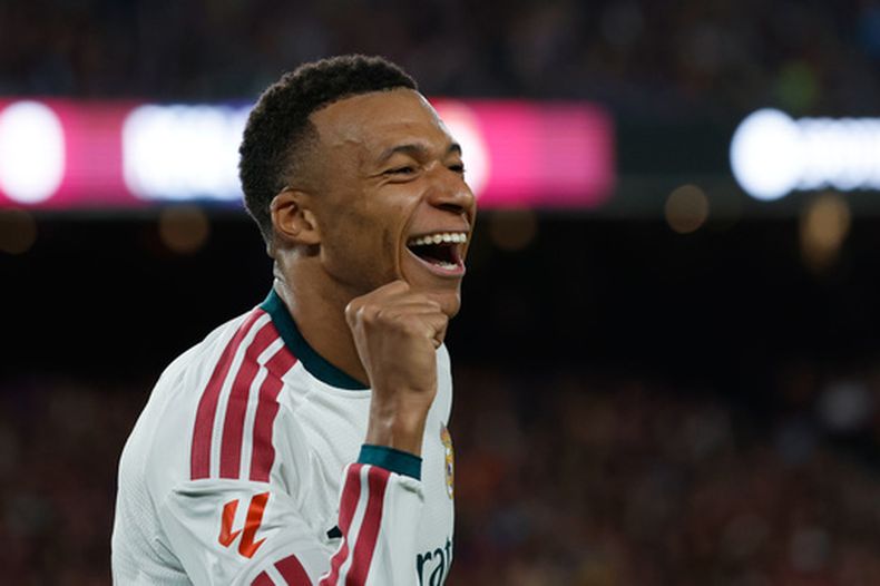Kylian Mbappé celebra tras marcar un gol para el Real Madrid en el partido contra el Barcelona en la Liga española, el domingo 25 de octubre de 2026, en Barcelona. (AP Foto/Joan Monfort)