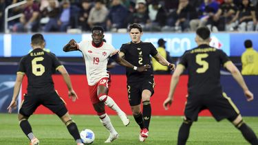 El zaguero canadiense Alphonso Davies pugna el balón en medio de los jugadores mexicanos Erik Lira (izquierda) e Israel Reyes (segundo a la derecha) durante la semifinal de la Liga de Naciones de la CONCACAF, el jueves 20 de marzo de 2025, en Inglewood, California. (AP Foto/Etienne Laurent)