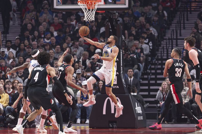 El base de los Warriors de Golden State Stephen Curry salta hacia la canasta en el encuentro ante los Trail Blazers de Portland el viernes 11 de abril del 2025. (AP Foto/Howard Lao)
