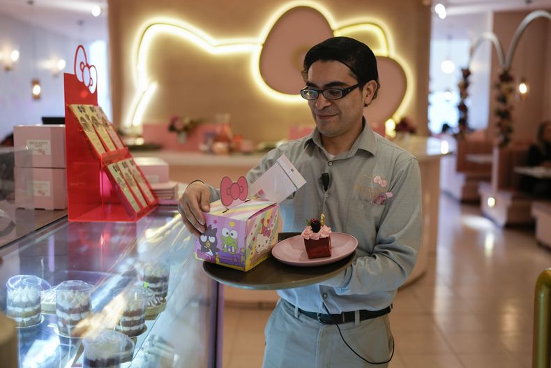 Un mesero atiende a los clientes en un café con temática de Hello Kitty en la Ciudad de México, el jueves 10 de octubre de 2024. (Foto AP/Eduardo Verdugo)