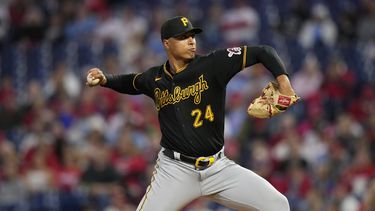 ARCHIVO - Johan Oviedo, de los Piratas de Pittsburgh, juega contra los Filis de Filadelfia, el 27 de septiembre de 2023, en Filadelfia. (AP Foto/Matt Slocum, Archivo)