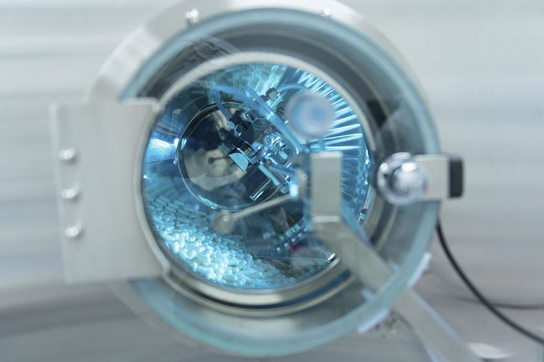 Esta fotografía facilitada por la empresa Seres Therapeutics muestra equipo fabricante de cápsulas orales terapéuticas de microbioma en la instalación de la compañía en Cambridge, Massachusetts, en mayo de 2022. (Genevieve de Manio/Seres Therapeutics vía AP)