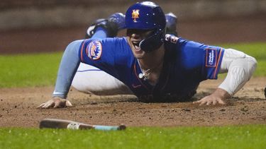 Pete Alonso, de los Mets de Nueva York, sonríe tras anotar en un elevado de sacrificio de Mark Canha ante los Nacionales de Washington, el jueves 27 de julio de 2023 (AP Foto/Frank Franklin II)