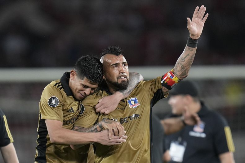 Arturo Vidal (derecha), de Colo Colo de Chile, festeja con su compañero Esteban Pavez tras derrotar a Junior de Colombia en la vuelta de los octavos de final de la Copa Libertadores, el martes 20 de agosto de 2024 en Barranquilla (AP Foto/Fernando Vergara)