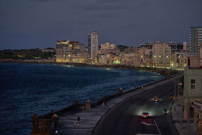 Varios vehículos circulan por el Malecón al atardecer en La Habana, el miércoles 15 de abril de 2026. (Foto AP/Ramón Espinosa)