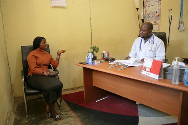 El doctor Babah Mutuza Lusungu (derecha), del centro médico Dieu Est Grand (Dios es grande), atiende a una mujer en su despacho, en Beni, República Democrática del Congo, el 1 de junio de 2026. (AP Foto/Kitsa Musayi Sebastien)