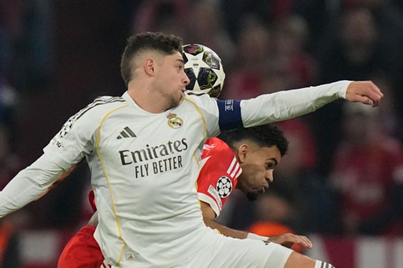 Federico Valverde (izquierda) del Real Madrid pugna por el balón con Luis Díaz del Bayern Múnich en el partido de vuelta de los cuartos de final de la Liga de Campeones, el miércoles 15 de abril de 2026. (AP Foto/Matthias Schrader)